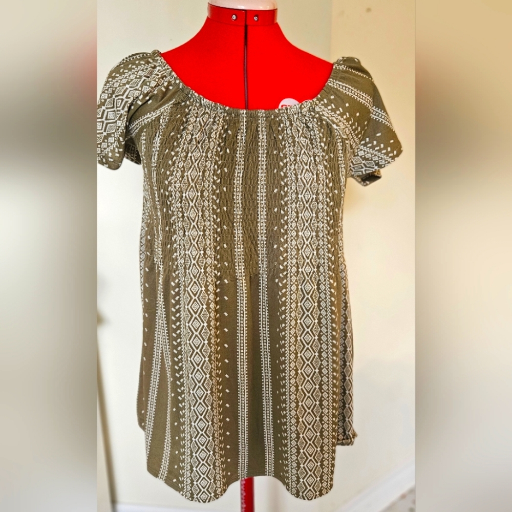 Chic Green Blouse with Elegant Design